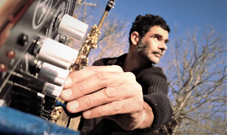 Programmation janvier 2026 au Boudu Pont : concerts, quiz & soirées festives à Toulouse 5 Concert d’Adhoc au Boudu Pont – électro organique et expérimentale